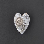  Silver Beads Reunion　ビンテージボタンつき   ナローなハートのビーズ刺繍ブローチ