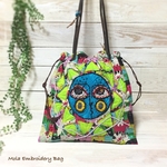 モラ刺繍風ショルダーバッグ　（太陽 ねこ）