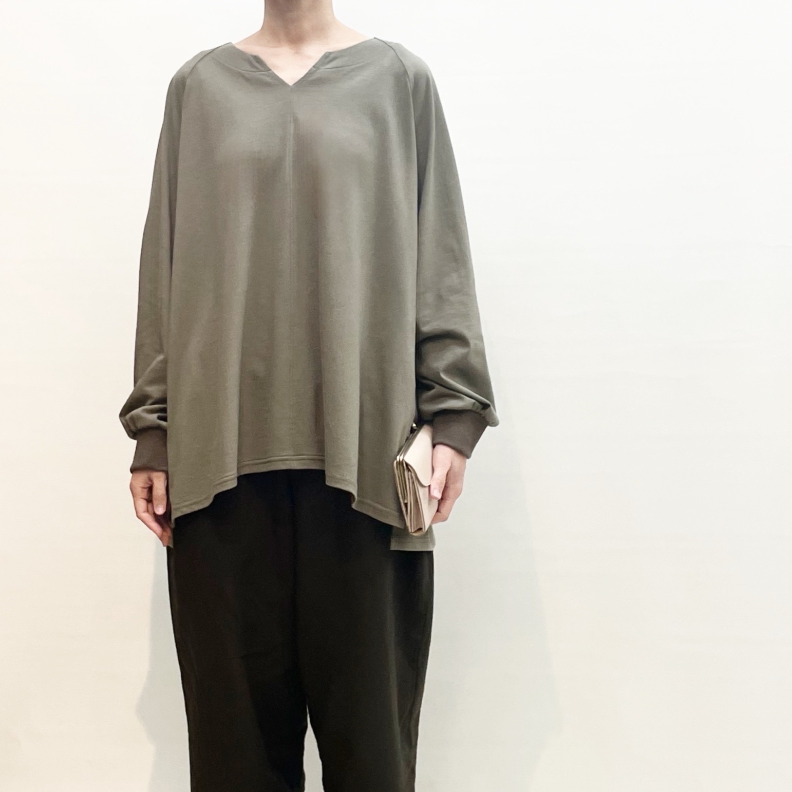 毎日同じモノを着る、日常服の制服化　ナナイロトイロ　チュニックカットソー　カーキ 7,029円