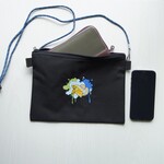 サコッシュ　ベタ　イエローヘルボーイ　カラフル