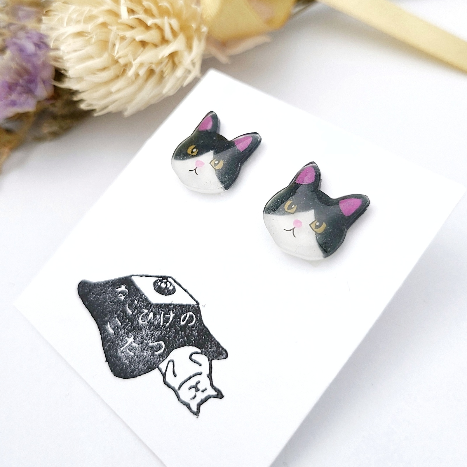 ちまっと♡ハチワレ猫ちゃん風 しっぽゆらゆら♡ピアス/イヤリング