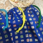 【再】可愛い電車❤️給食袋、コップ 袋、マスク入れなどに(ひも色お選びいただけます) 小さくできます 