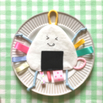 カシャカシャおもちゃ☆おにぎりくん