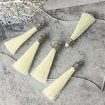 【10個】【オフホワイト】シルバーキャップ付き　タッセルチャーム フリンジ　カン付き　アクセサリパーツ 手芸用品　