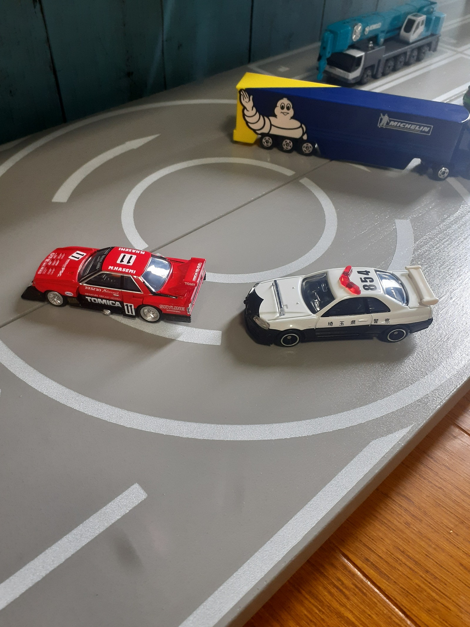 ミニカー収納棚6段110台ロータリー交差点付きトミカ 改良版6段ミニカー収納棚ロータリー交差点付き110台