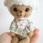 羊毛ﾌｪﾙﾄ☆🐑の帽子をかぶった🐻ちゃん
