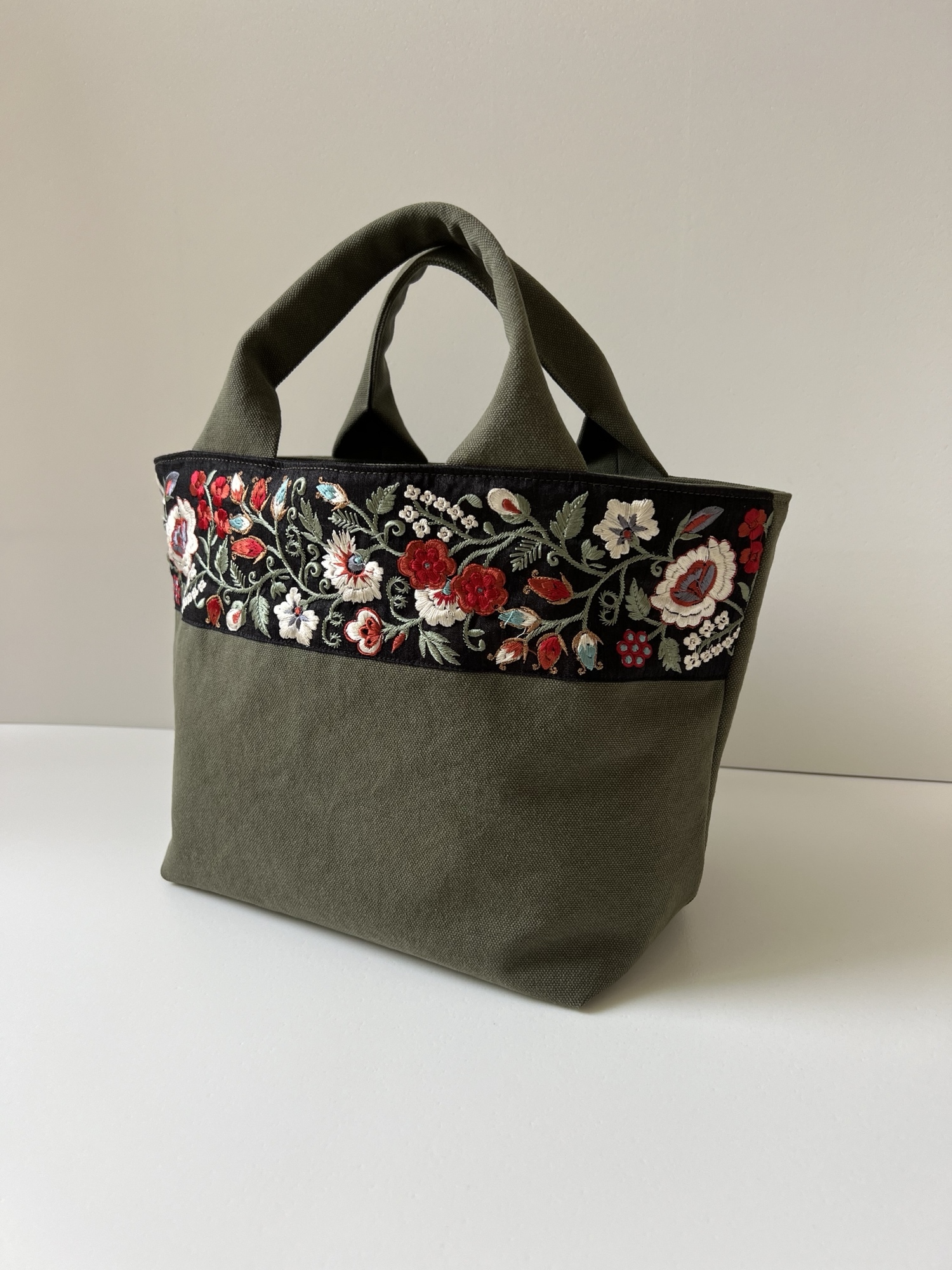 T4 トートバッグ　フリルバッグ　ハンドメイド　インド刺繍生地　インド刺繍リボン