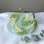 ミモザの刺繍がま口（ライトグリーン）