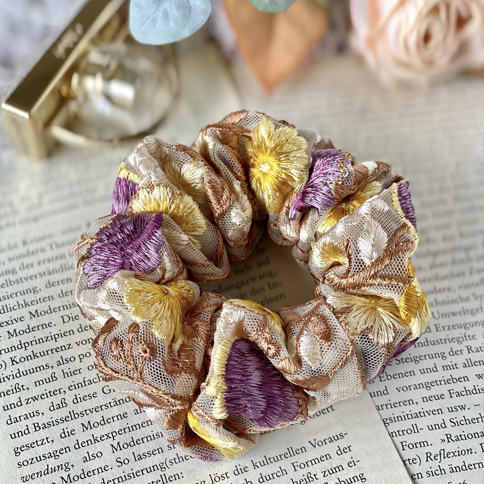 ハンドメイド お花 シュシュ ヘアゴム フラワー ビーズ グレー138