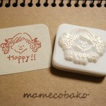 くるくるお花のおんなのこ「Happy!!」：消しゴムはんこ。