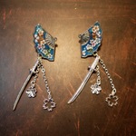 花舞扇（銀彩）／アンティーク風オルゴナイトピアス／受注製作