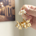 H135.花嫁さまにも‪‪❤︎‬ゆれるゴールドお花 大ぶりフラワー ピアス イヤリング 金属アレルギー対応 大人可愛い 目を引く 女子会 お呼ばれ ブライダル 挙式 結婚式 前撮り ウエディング 