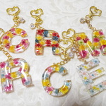 【C・R・R・M・C・E】感謝SALE アルファベット　イニシャル　ボタニカル 本物のお花を閉じ込めた　フラワー　キーチェーン　キーホルダー　アクセサリー　レジン　　お花　ハーバリウム