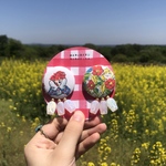 夢みる女の子とお花畑