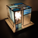 海の中の輝き　水色のステンドグラスランプ【受注制作品】