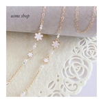 ❥•･汗ばむ季節に!!   白色お花チャーム＆SWAROVSKIパールのプラスチックチェーン使用 メガネチェーン グラスコード 軽量 金属アレルギー対応