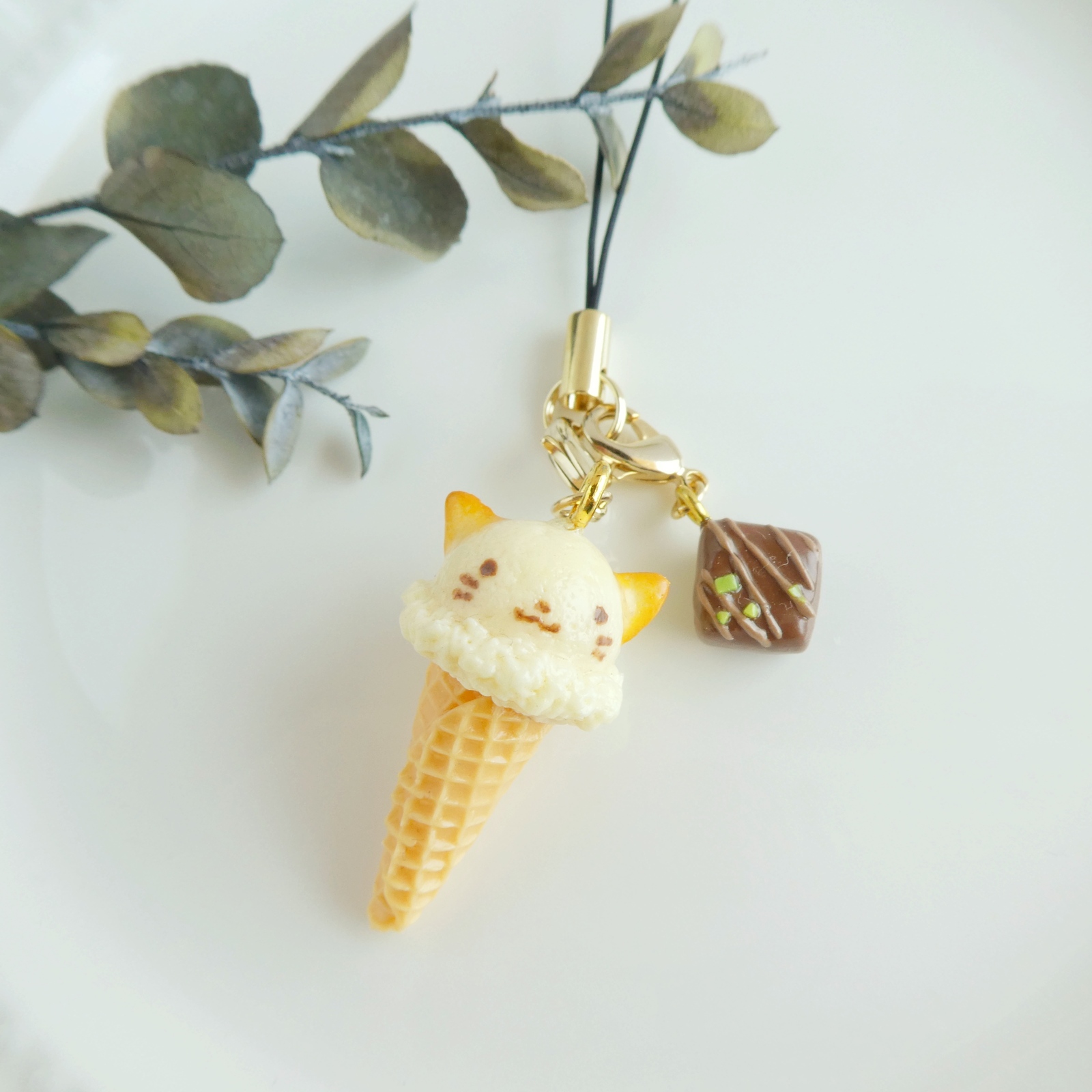 ⭐美品⭐LOEWE　アイスクリーム　チャーム　キーホルダー ⭐美品⭐LOEWE アイスクリーム チャーム キーホルダー - メルカリ