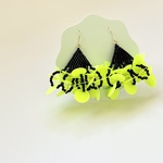 ブラック×ネオンビーズ耳飾り［イエロー］ピアス／イヤリング