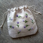 野の花刺繍の巾着。