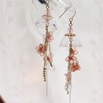 やさしいピンク　透明感　紫陽花に寄生されたクラゲのピアス/イヤリング-霞-
