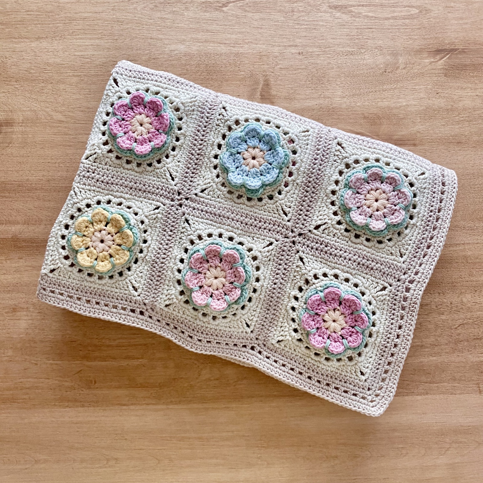 立体フラワーモチーフブランケット Series9（Light BE×Flowers