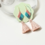 3colorビーズタッセル耳飾り［サーモンピンク］ピアス／イヤリング