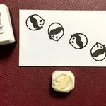 コロコロ転がるパンダの消しゴムはんこ（持ち手つき）