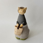 かごを持つ猫　見上げる（茶トラ）