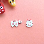 〈再販〉ちいさな赤べこ(白)のピアス/イヤリング