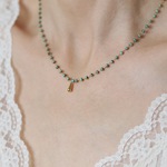 ★CICI★ ステンレス ヴィンテージ加工　ミニグリーンビーズ　しずくトップ　ステーションネックレス　つけっぱなし　