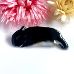 ～うさぎのお昼寝 ～   ブラックオター🐰のスヤスヤブローチ
