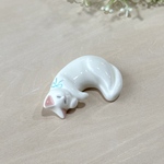ゴロンとした猫の置物・箸置き〈白猫リボン〉