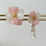ピンク　くすみカラーのアシメお花ピアス