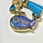青を泳ぐ夢クジラのキーホルダー