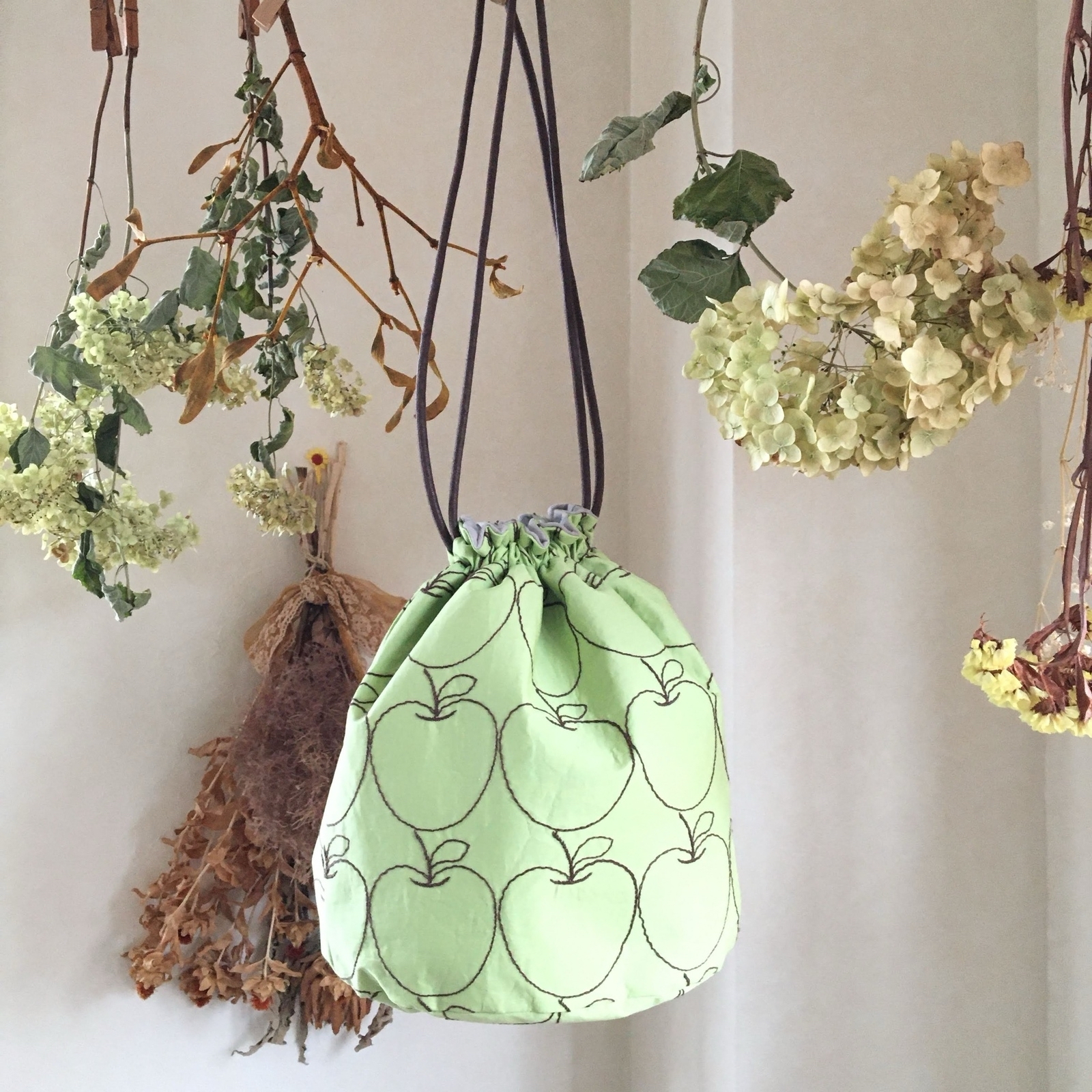 りんご刺繍生地　巾着バック