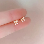 【ピアス】ミニピアス　小さめピアス　パール　ビジュー　リボン　ゴールド　シリコンキャッチ