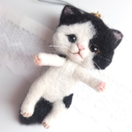 頭ぐりぐり　赤ちゃん猫☆黒ぶち　羊毛