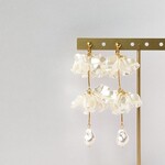 【ラスト1点！】【111】　フリル　パール　3連　ロング　ホワイト　白　花びら　大ぶり　ボリューム　結婚式　ウエディング　ブライダル　花嫁　イヤリング　ピアス