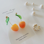 🍒艶々キュートなさくらんぼとイヤーカフ🍒　ピアス／イヤリング　　イエロー〜オレンジ　　
