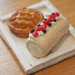 ミニチュア　ロールケーキとアップルパイ