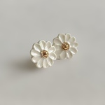 陶器ピアス 白い花