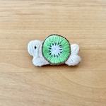 キウイの亀さん刺繍ブローチ