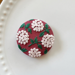 刺繍くるみボタン（ヘアゴム/ブローチ）