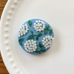 刺繍くるみボタン（ヘアゴム/ブローチ）