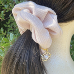 ふんわりとしたウール地が上品なピンクのシュシュ