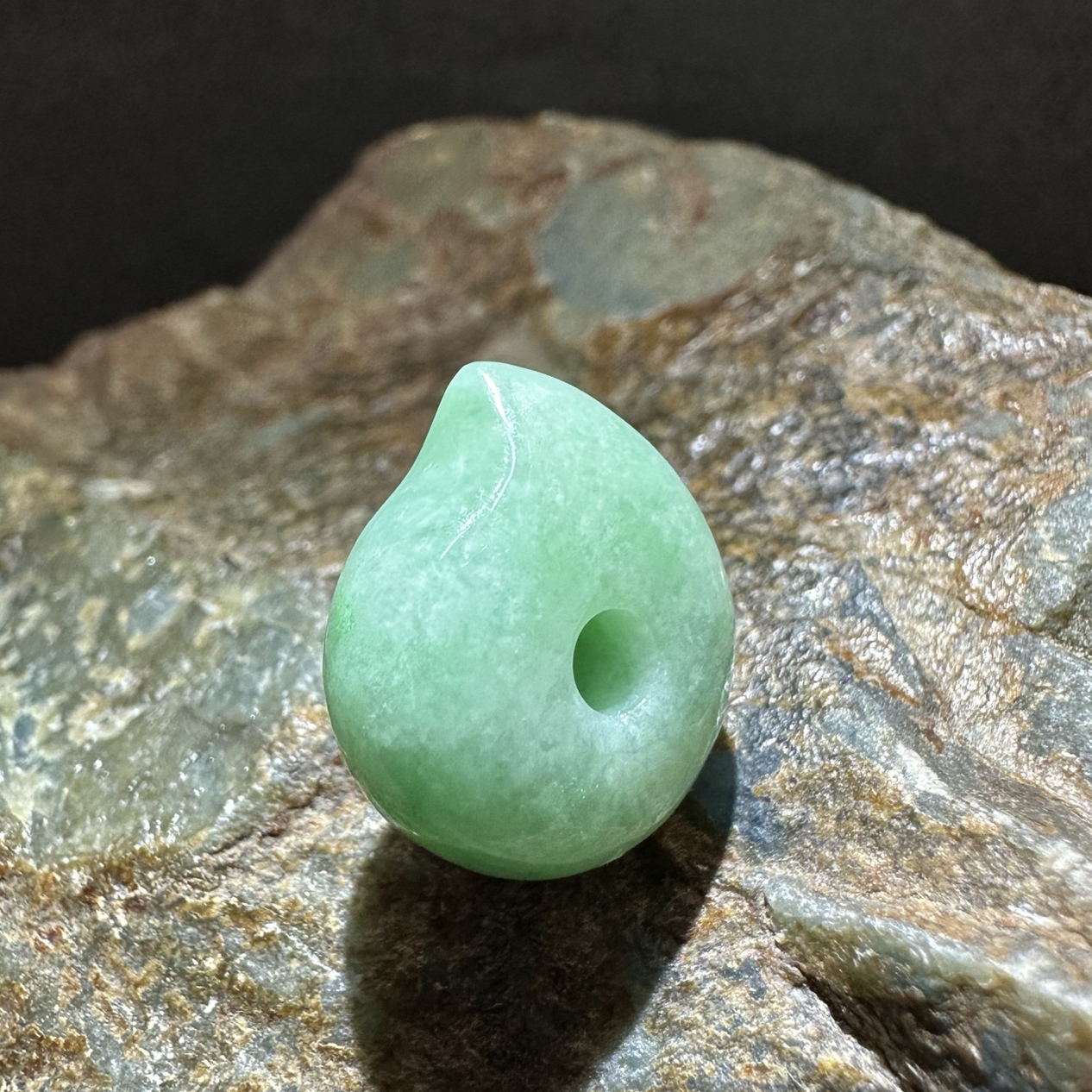 糸魚川翡翠のズングリ勾玉 円か翠 - KOKUSUI7'S GALLERY | minne byGMO