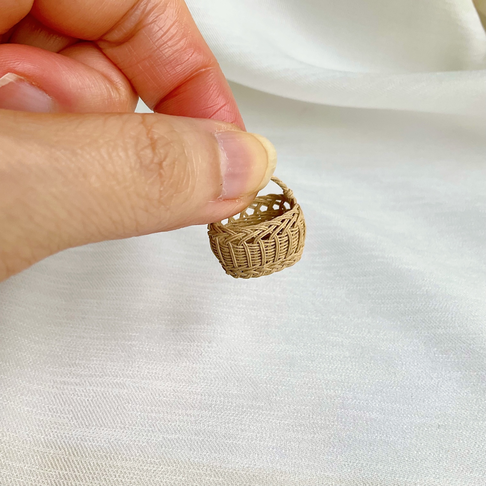 横ハンドルのつるかけ編みバスケット (小) - ミニチュア工房
