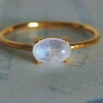受注 レインボームーンストーンのマット仕上げ細身リング  ムーンストーン 指輪 シンプル 小さめ 小ぶり 大人め きれいめ 上品 華奢 ゴールド ギフト ラッピング オーバル 6×4 18KGP