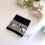 Liberty*大人乙女のちょっと大きめ4重ガーゼハンカチ*リバティフラワー*すみれ*ビオラ*ブラック*上品コーデ*薄手*コンパクト*