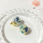【送料無料】海色かすみ草のガラスドームイヤリング